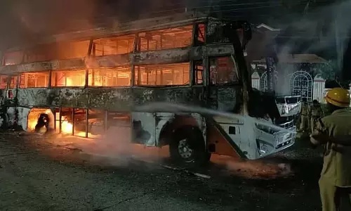 बेंगलुरू-मैंगलुरू राजमार्ग पर निजी बस में आग लगी, 25 यात्री सुरक्षित बचे बेंगलुरू-मैंगलुरू राजमार्ग पर निजी बस में आग लगी, 25 यात्री सुरक्षित बचे