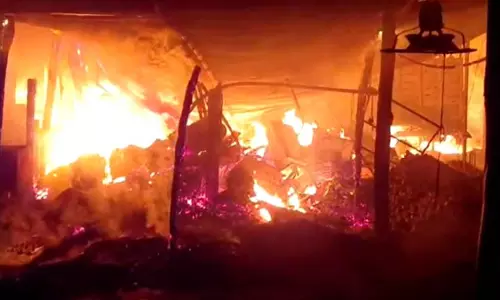 Raebareli: लालगंज कृषि मंडी में लगी भीषण आग, 11 दुकानों को भारी नुकसान पहुंचा