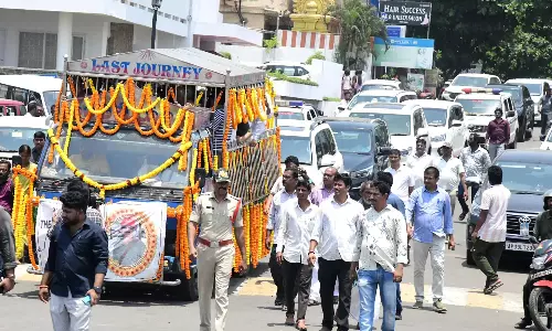Vizag: चंद्रमौली का पूरे राजकीय सम्मान के साथ अंतिम संस्कार