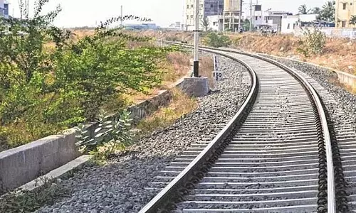 Mumbai : डोंबिवली के पास लोकल ट्रेन से गिरकर कलवा के एक व्यक्ति की मौत Mumbai : डोंबिवली के पास लोकल ट्रेन से गिरकर कलवा के एक व्यक्ति की मौत