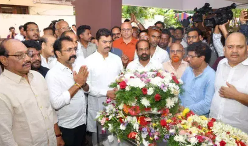 Andhra: आंध्र प्रदेश के मंत्रियों ने पहलगाम आतंकी हमले के पीड़ित को श्रद्धांजलि अर्पित की