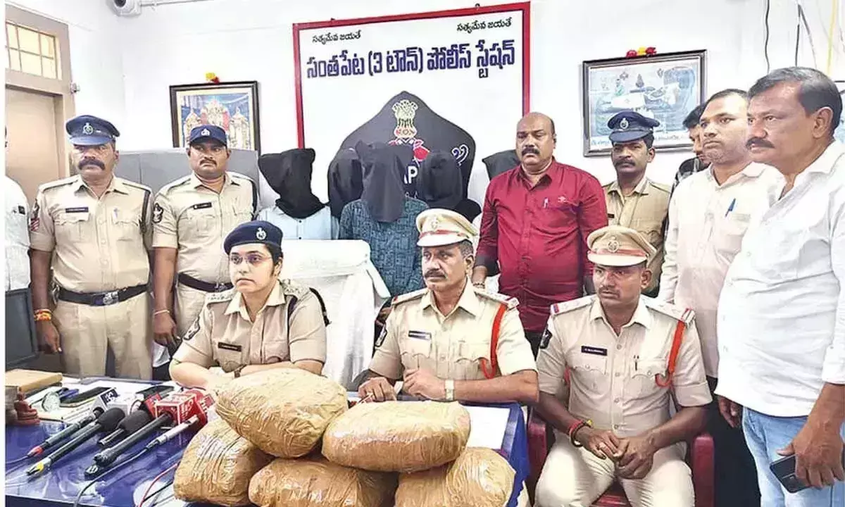 Andhra: पुलिस ने गांजा तस्करों को किया गिरफ्तार Andhra: पुलिस ने गांजा तस्करों को किया गिरफ्तार