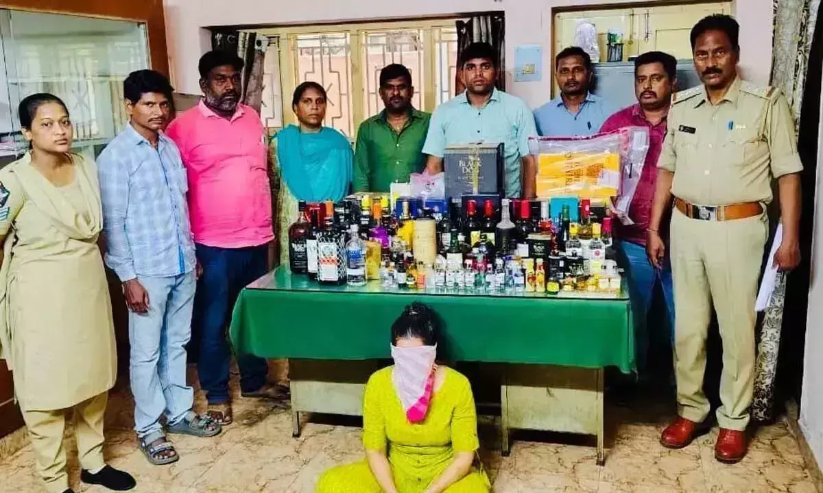 Andhra: अवैध शराब का स्टॉक जब्त, महिला गिरफ्तार Andhra: अवैध शराब का स्टॉक जब्त, महिला गिरफ्तार