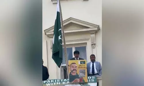 Britain: पाक आर्मी अताशे ने भारतीय प्रदर्शनकारियों पर गला काटने का इशारा किया Britain: पाक आर्मी अताशे ने भारतीय प्रदर्शनकारियों पर गला काटने का इशारा किया