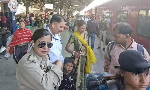 J&K छोड़ने को आतुर पर्यटक; रेलवे मार्ग चुना गया, 2 दिन में 4,000 लोग घाटी छोड़कर गए J&K छोड़ने को आतुर पर्यटक; रेलवे मार्ग चुना गया, 2 दिन में 4,000 लोग घाटी छोड़कर गए