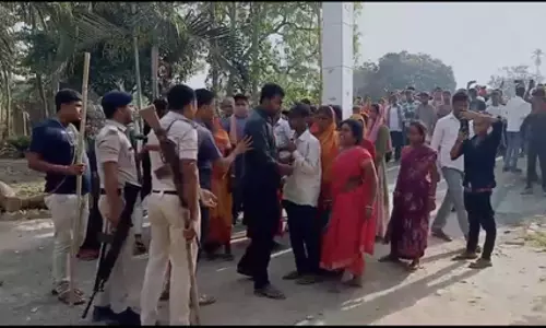 शराब तस्कर को छुड़ाने के लिए थाने पर असामाजिक तत्वों का हमला, पुलिस ने आत्मरक्षार्थ की फायरिंग शराब तस्कर को छुड़ाने के लिए थाने पर असामाजिक तत्वों का हमला, पुलिस ने आत्मरक्षार्थ की फायरिंग