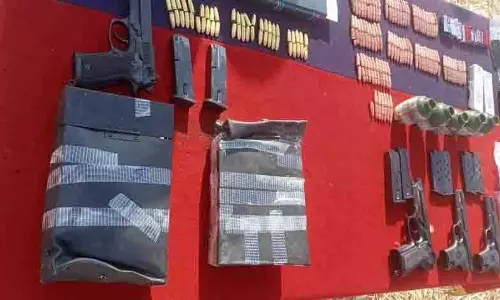 BSF, पुलिस ने सीमावर्ती गांव से विस्फोटक, हथियार जब्त किए