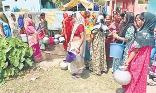 Odisha के झुपुडीपारा में जल संकट, ट्यूबवेल खराब, टैंकर सेवा में देरी