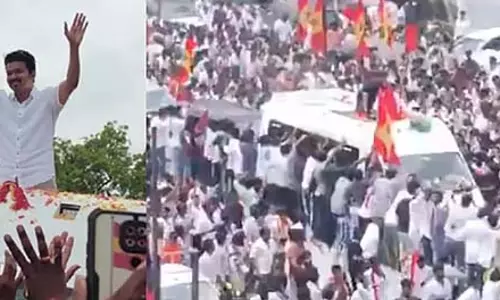 विजय कोयम्बटूर पहुंचे: स्वयंसेवकों ने उनका उत्साहपूर्ण स्वागत किया