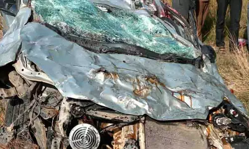 Mandi में कार गहरी खाई में गिरने से शिशु समेत पांच की मौत Mandi में कार गहरी खाई में गिरने से शिशु समेत पांच की मौत