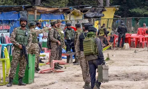 Kashmir में नियंत्रण रेखा पर पाकिस्तान ने फिर किया संघर्ष विराम का उल्लंघन Kashmir में नियंत्रण रेखा पर पाकिस्तान ने फिर किया संघर्ष विराम का उल्लंघन