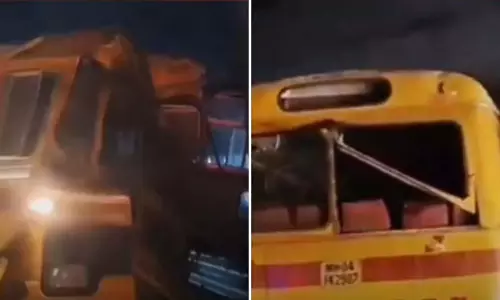 Thane : पिकनिक मनाने जा रही निजी बस डिवाइडर से टकराई, लड़की की मौत, 10 घायल Thane : पिकनिक मनाने जा रही निजी बस डिवाइडर से टकराई, लड़की की मौत, 10 घायल
