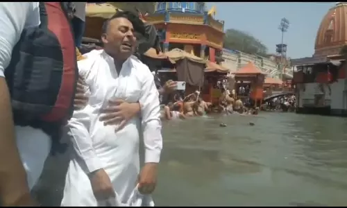 Haryana :  लेफ्टिनेंट विनय नरवाल के पिता बेटे की अस्थियां गंगा में विसर्जित करते समय रो पड़े