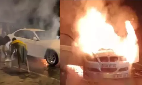 पलियेक्कारा टोल प्लाजा पर BMW कार जला दी गई पलियेक्कारा टोल प्लाजा पर BMW कार जला दी गई