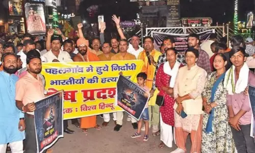 Bareilly: पाकिस्तान का झंडा जलाने के बाद विहिप कार्यकर्ताओं का विरोध प्रदर्शन तेज Bareilly: पाकिस्तान का झंडा जलाने के बाद विहिप कार्यकर्ताओं का विरोध प्रदर्शन तेज