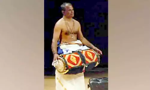 Kerala: कथकली मंच पर मद्दलवदन कुलपट्टी की शुरुआत Kerala: कथकली मंच पर मद्दलवदन कुलपट्टी की शुरुआत