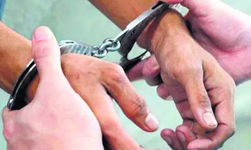 Manipur में पुलिस ने ब्राउन शुगर और हेरोइन पकड़ी, दो तस्कर गिरफ्तार Manipur में पुलिस ने ब्राउन शुगर और हेरोइन पकड़ी, दो तस्कर गिरफ्तार