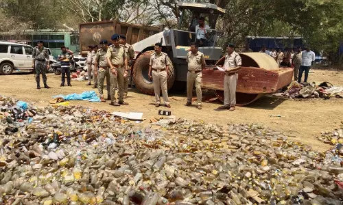 रायपुर : तस्करी के दौरान जब्त शराब का नष्टीकरण