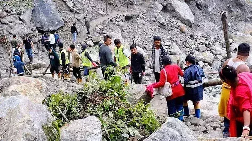 Sikkim Landslides: चुंगथांग से 1,100 फंसे पर्यटकों को निकाला गया Sikkim Landslides: चुंगथांग से 1,100 फंसे पर्यटकों को निकाला गया
