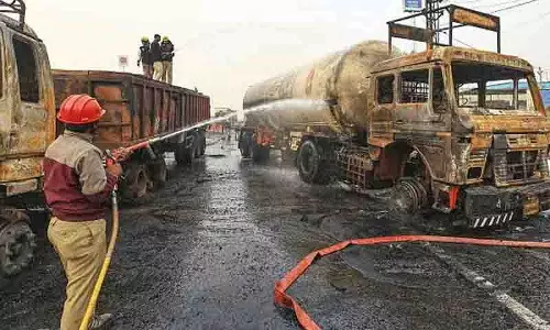 हयातनगर ORR में टैंकर में आग लगने से दो लोग सुरक्षित बच गए हयातनगर ORR में टैंकर में आग लगने से दो लोग सुरक्षित बच गए