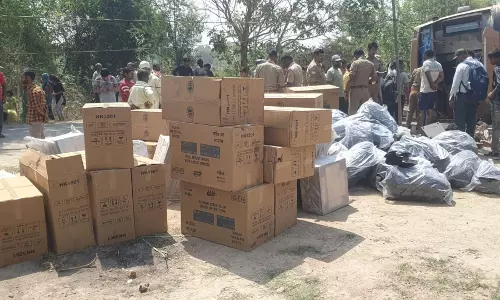 Karnailganj: डबल डेकर बस पलटने से मचा हड़कंप, ओवरलोडिंग बताई गई कारण Karnailganj: डबल डेकर बस पलटने से मचा हड़कंप, ओवरलोडिंग बताई गई कारण
