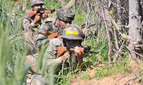 Jammu: पाकिस्तान ने नियंत्रण रेखा पर संघर्ष विराम का उल्लंघन किया, सेना ने जवाबी कार्रवाई की Jammu: पाकिस्तान ने नियंत्रण रेखा पर संघर्ष विराम का उल्लंघन किया, सेना ने जवाबी कार्रवाई की