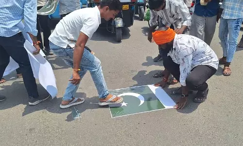 Kalaburagi में सड़क पर पाकिस्तानी झंडा चिपकाने के लिए हिंदू कार्यकर्ताओं को हिरासत में लिया