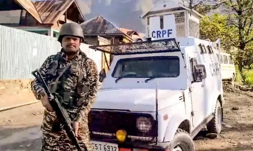 Bandipora मुठभेड़ में आतंकवादी सहयोगी मारा गया, 2 पुलिसकर्मी घायल