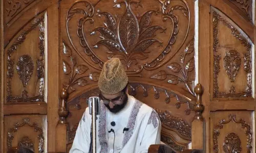 Jammu: पहलगाम पीड़ितों के लिए जामिया मस्जिद में मौन रखा गया