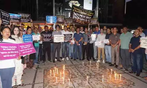 Pahalgam आतंकी हमला, ट्रैवल एजेंटों ने मोमबत्ती जलाकर विरोध प्रदर्शन किया Pahalgam आतंकी हमला, ट्रैवल एजेंटों ने मोमबत्ती जलाकर विरोध प्रदर्शन किया