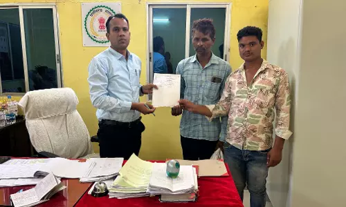 ऋण पुस्तिका में सुधार होने से ऋषि कुमार के चेहरे पर आई मुस्कुराहट ऋण पुस्तिका में सुधार होने से ऋषि कुमार के चेहरे पर आई मुस्कुराहट