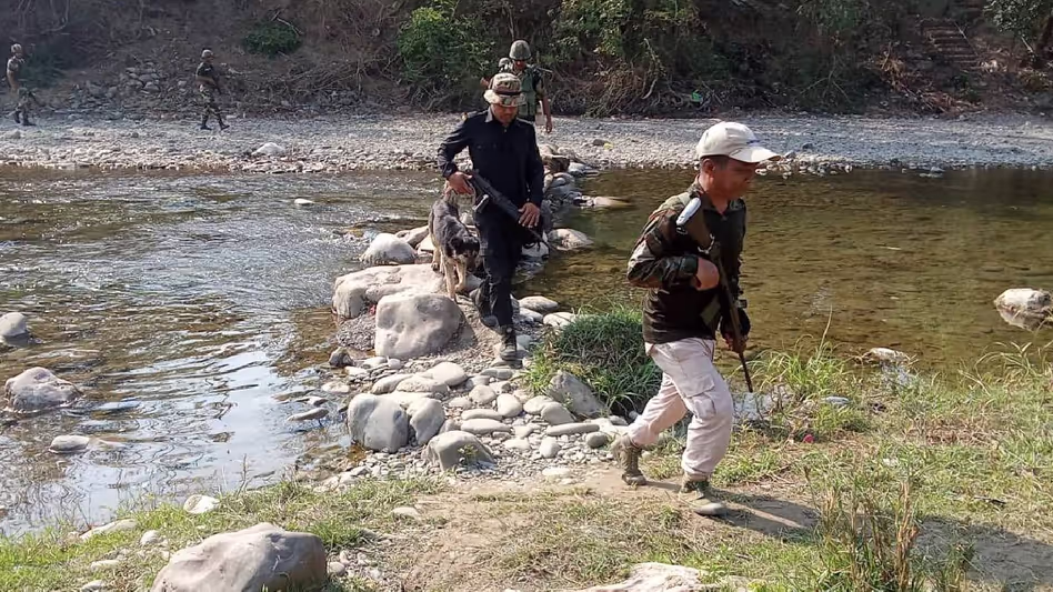 Manipur : थौबल जिले में तलाशी अभियान के दौरान सुरक्षा बलों ने गोला-बारूद बरामद किया Manipur : थौबल जिले में तलाशी अभियान के दौरान सुरक्षा बलों ने गोला-बारूद बरामद किया