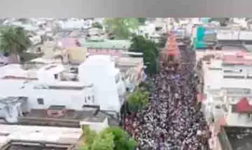 Srirangam में चिथिराई कार महोत्सव में भारी संख्या में श्रद्धालु उमड़े Srirangam में चिथिराई कार महोत्सव में भारी संख्या में श्रद्धालु उमड़े