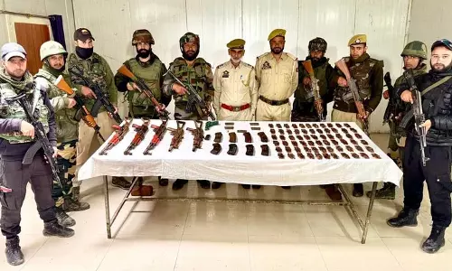 J&K में आतंकवादी ठिकाने का भंडाफोड़, भारी मात्रा में हथियार जब्त