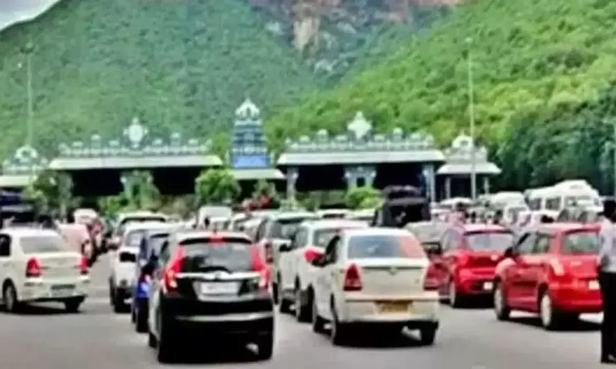 Tirumala में श्रद्धालुओं की भीड़ के कारण अलीपीरी चेक पोस्ट पर यातायात जाम की सूचना