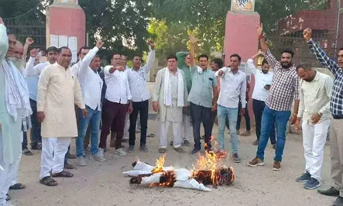 Jalandhar: शिक्षकों ने सीएम और मंत्री का पुतला फूंका Jalandhar: शिक्षकों ने सीएम और मंत्री का पुतला फूंका
