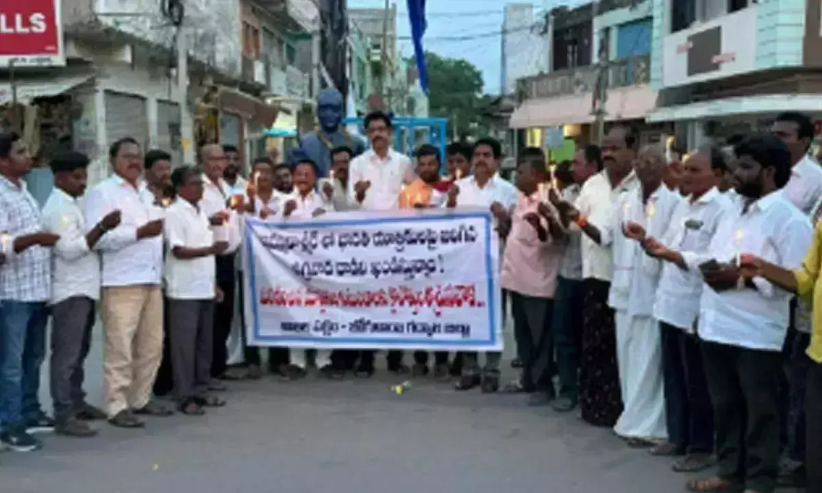 Telangana: अमानवीय आतंकवादी हमले की निंदा करने के लिए आइजा में मोमबत्ती जलाकर श्रद्धांजलि अर्पित की Telangana: अमानवीय आतंकवादी हमले की निंदा करने के लिए आइजा में मोमबत्ती जलाकर श्रद्धांजलि अर्पित की