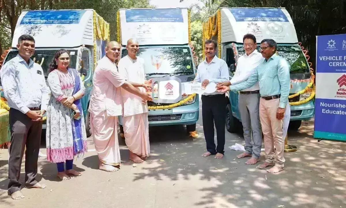 HUDCO ने अक्षय पात्र को 88 लाख रुपये मूल्य के इलेक्ट्रिक वाहन, रसोई उपकरण दान किए