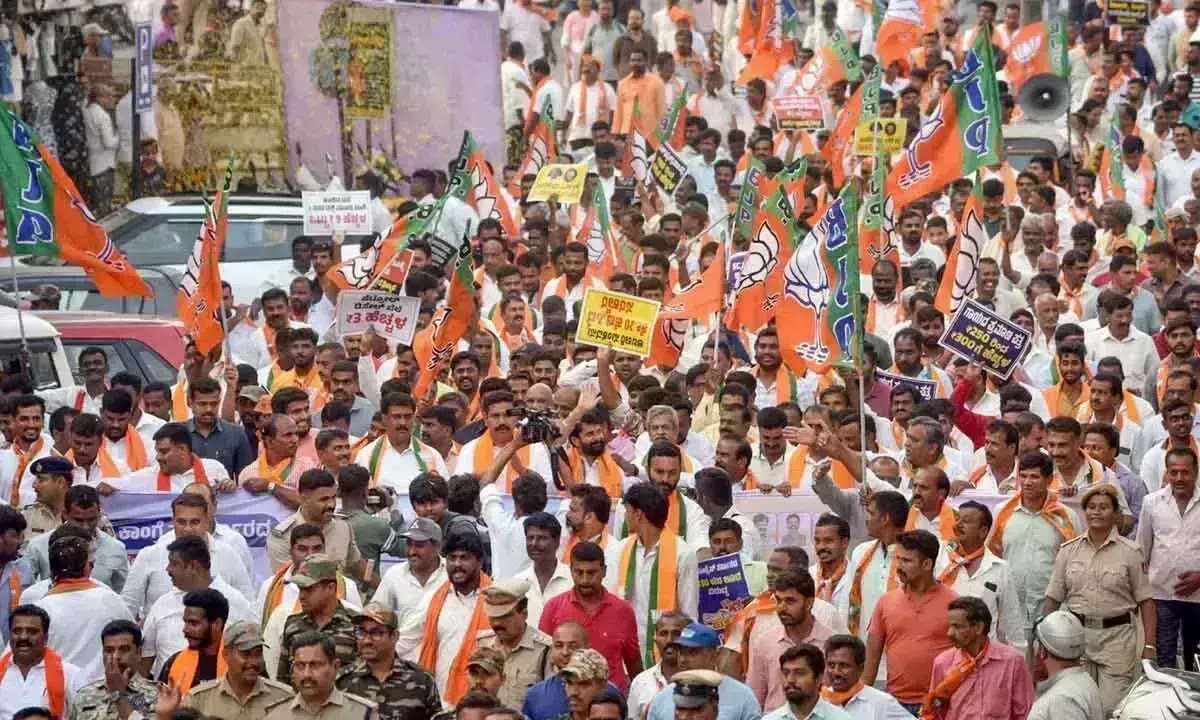 Karnataka: विपक्षी नेता अशोक ने की घोषणा, मूल्य वृद्धि के खिलाफ 3 दिवसीय विरोध प्रदर्शन Karnataka: विपक्षी नेता अशोक ने की घोषणा, मूल्य वृद्धि के खिलाफ 3 दिवसीय विरोध प्रदर्शन