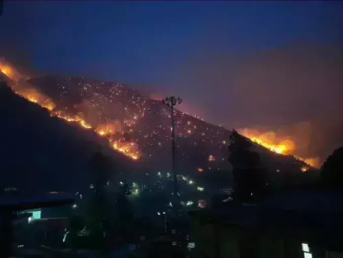 Arunachal: दिरांग में जंगल की आग ने कई एकड़ जमीन को अपनी चपेट में ले लिया