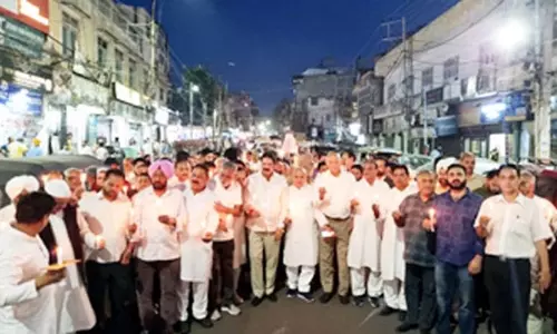 Jammu: कांग्रेस ने आतंकवाद के खिलाफ निकाला कैंडल मार्च