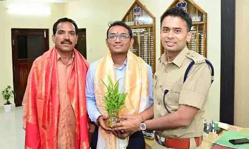 UPSC रैंकर, पिता को तेलंगाना के आदिलाबाद में सम्मानित किया