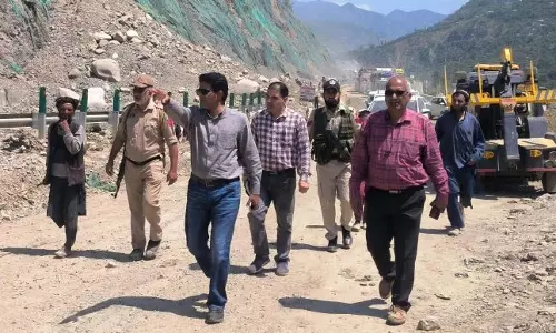 DC रामबन ने NH-44 पर चल रहे नवीनीकरण कार्यों और यातायात विनियमन उपायों का निरीक्षण किया