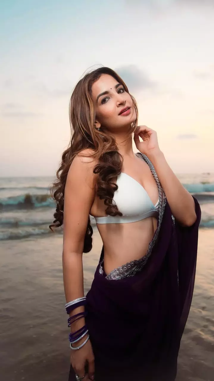 साड़ी में खूबसूरत लगी Shubhi Joshi