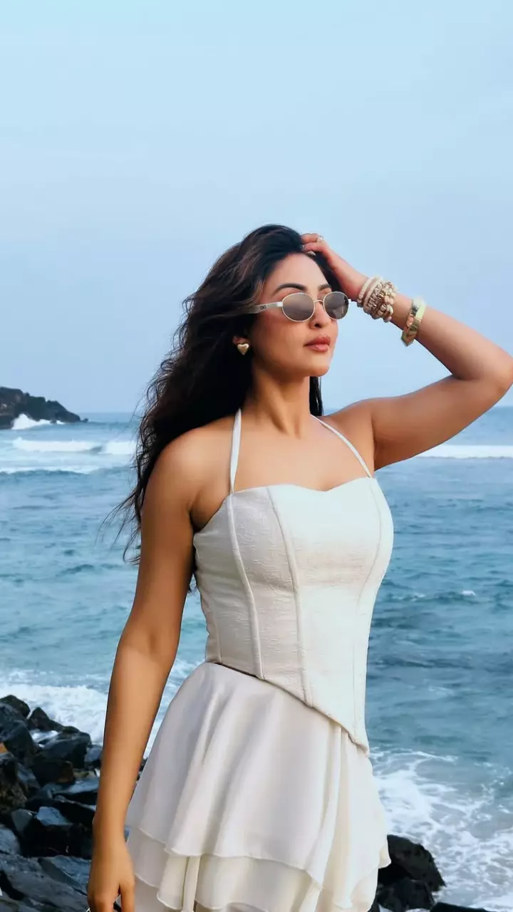 Krystle Dsouza ने लगाया ग्लैमर का तड़का