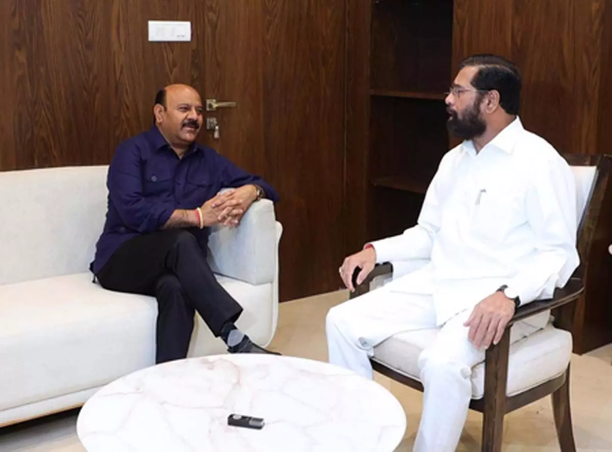 महाराष्ट्र : एकनाथ शिंदे से मिले सुरिंदर चौधरी महाराष्ट्र : एकनाथ शिंदे से मिले सुरिंदर चौधरी
