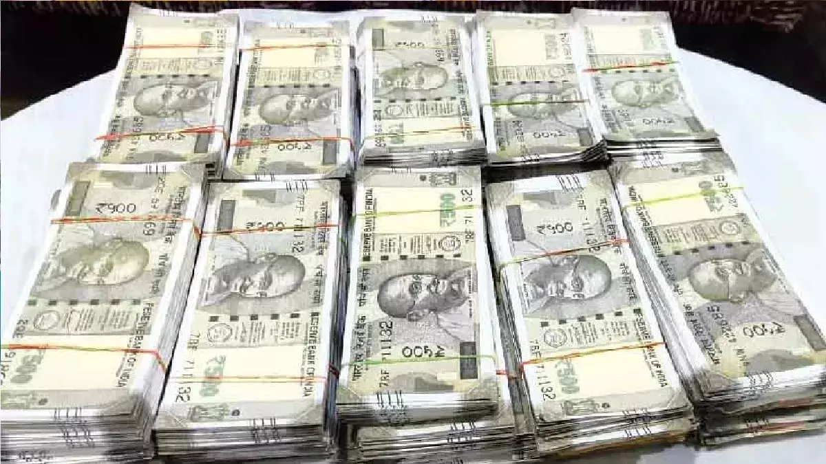 तुरंत पुलिस को दी जानकारी, बैंक कर्मचारी को पता चल गई चौंकाने वाली बात तुरंत पुलिस को दी जानकारी, बैंक कर्मचारी को पता चल गई चौंकाने वाली बात