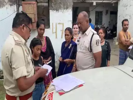 दुर्ग पुलिस ने बॉम्बे आवास में मारी रेड, पाकिस्तानियों की तलाश में दुर्ग पुलिस ने बॉम्बे आवास में मारी रेड, पाकिस्तानियों की तलाश में