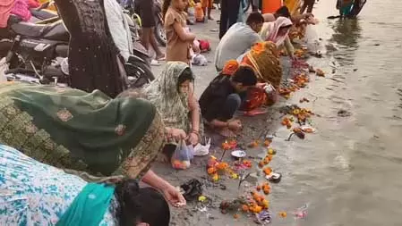 वैशाख अमावस्या: प्रयागराज में संगम तट पर लगा श्रद्धालुओं का तांता, स्नान-दान के साथ किया पितृ तर्पण वैशाख अमावस्या: प्रयागराज में संगम तट पर लगा श्रद्धालुओं का तांता, स्नान-दान के साथ किया पितृ तर्पण