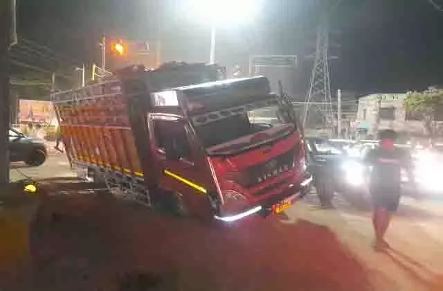 Punjab : मेन चौक के पास जमीन धंसने से हड़कंप Punjab : मेन चौक के पास जमीन धंसने से हड़कंप